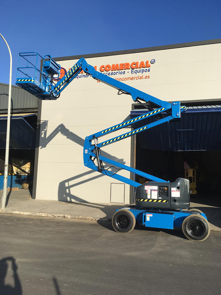 Electric boom lifts 15 metres