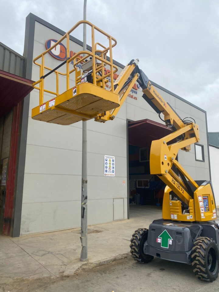 Diesel articulated boom lifts of 12 metres working height