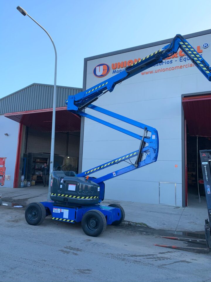 Electric articulated boom lifts of 15 metres working height